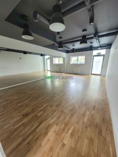Przestronna sala z lustrem, witryna, dwa wejścia
