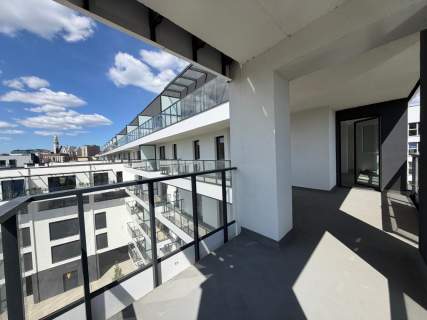 Apartament widokiem na rzekę i dużym tarasem