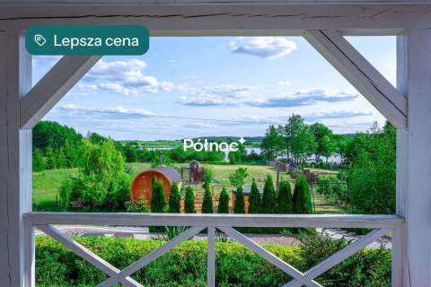 Dom na działce z linią brzegową i pomostem