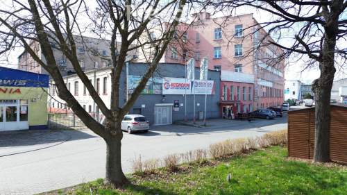 700 m - wielofunkcyjny lokal w placem i magazynem