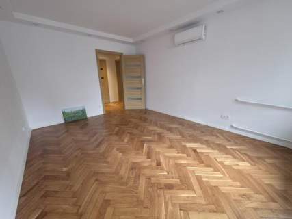 Ciekawy układ pomieszczeń z zejściem do ogródka.