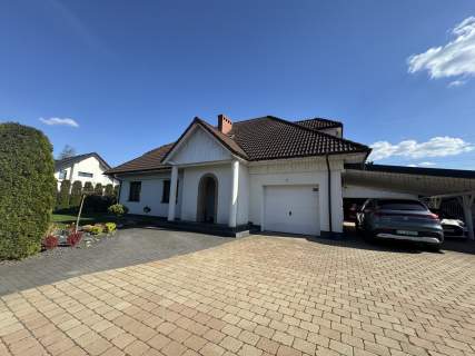 Komfortowy dom z sauną, basenem i fotowoltaiką blisko miasta