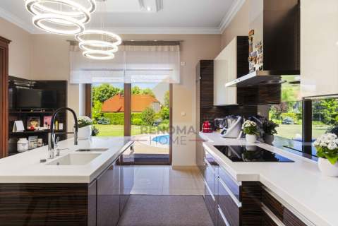 Rodzinny dom z basenem 400m2, Basen Duży Ogród