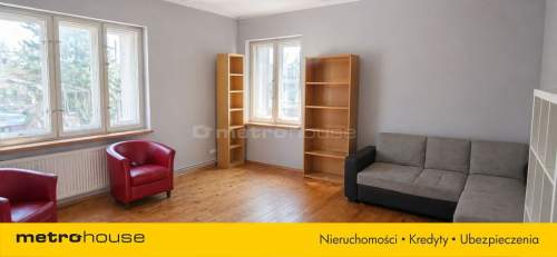 Warsztat samochodowy z trzema stanowiskami.