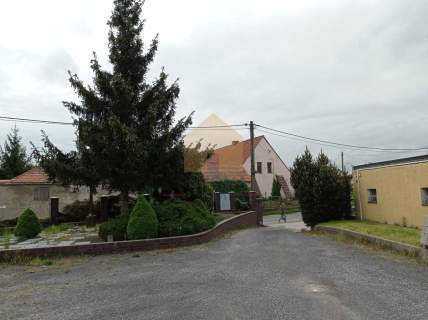 Sala weselna z zapleczem biurowo-mieszkalnym.
