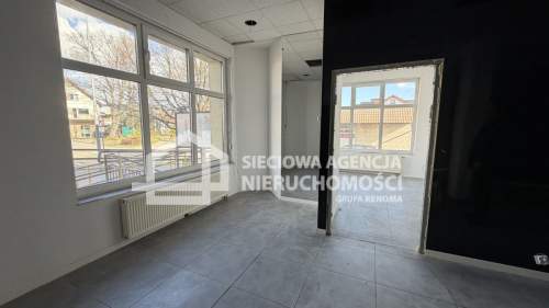 Lokal z witryną na parterze przy głównej ul w Rumi