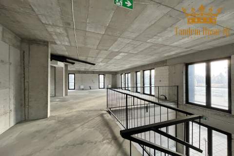 Do wynajęcia lokal usługowy 331m2 piętro budynku w Ur