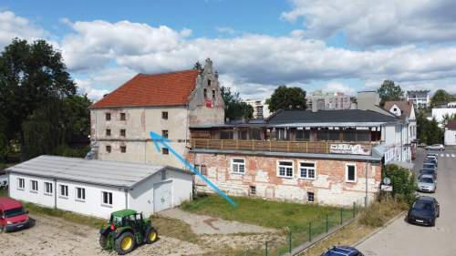 Budynek Spichlerza ul. 6 sierpnia w Puławach.