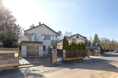 Dom z basenem w Łomiankach, 5 pokoi, działka 799m2