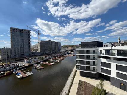 Apartament widokiem na rzekę i dużym tarasem