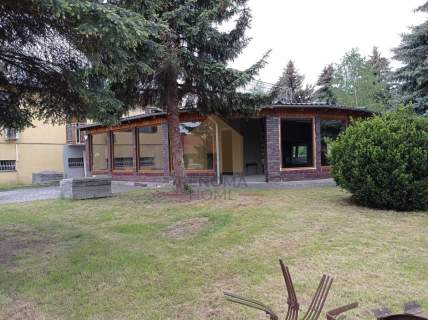 Sala weselna z zapleczem biurowo-mieszkalnym.