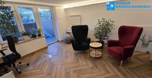 Pokój z dużym oknem balkonowym 