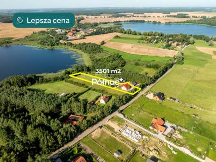 Dom na działce z linią brzegową i pomostem