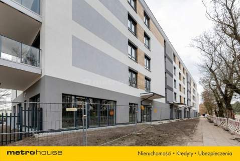 Przestronny lokal z dużymi witrynami i ogródkiem