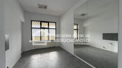 Lokal z witryną na parterze przy głównej ul w Rumi