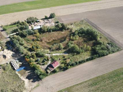 Ogromna przestrzeń z zielenią i stawem To tu