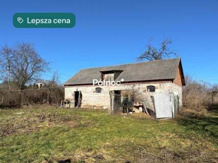 Działka budowlana z budynkami blisko miasta. Media