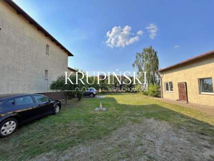 Dom z bardzo dużą działką. 2 garaże.