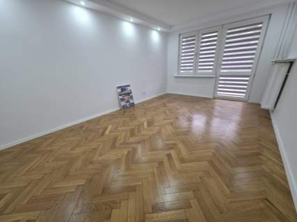 Ciekawy układ pomieszczeń z zejściem do ogródka.