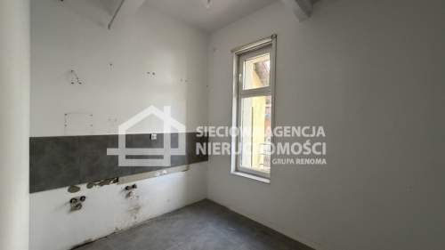 Lokal z witryną na parterze przy głównej ul w Rumi