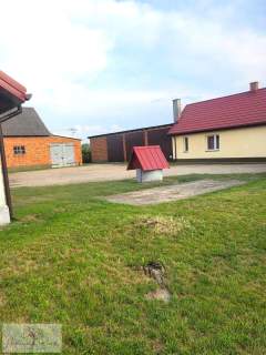 Piękny dom z wieloma zabudowaniami gospodarczymi