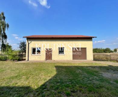Dom z bardzo dużą działką. 2 garaże.