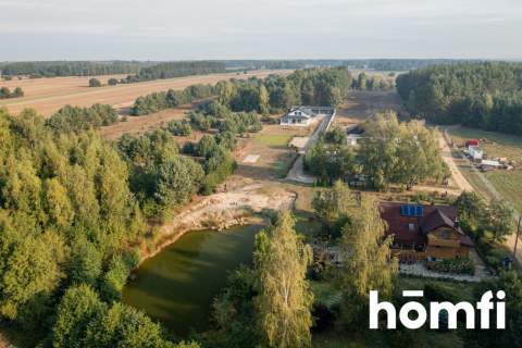 Nowoczesny dom przy lesie z prywatnym stawem