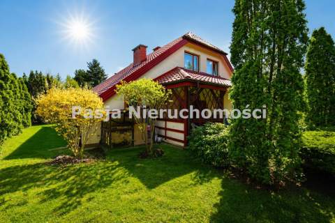 Dom w otoczeniu lasów