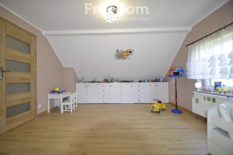 Dom jednorodzinny, 6 pokoi, garaż, 742 m2 działki