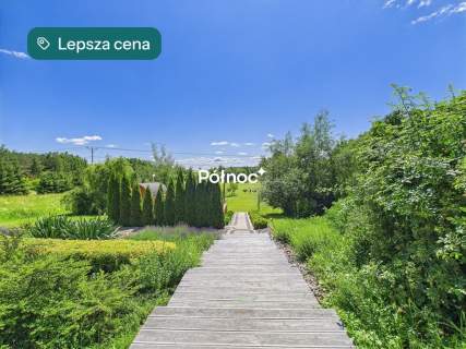 Dom na działce z linią brzegową i pomostem