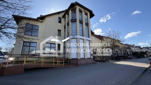 Lokal z witryną na parterze przy głównej ul w Rumi