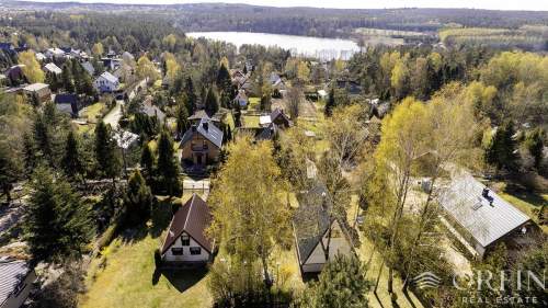 Dom letniskowy nad jeziorem na Kaszubach.