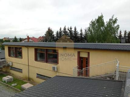 Sala weselna z zapleczem biurowo-mieszkalnym.