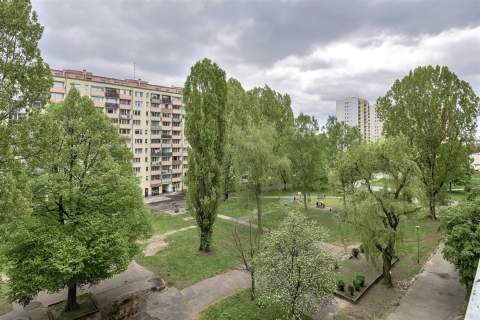 Cicha kawalerka w pobliżu stacji metra Balzaka 2.