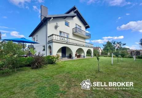 Dom wolnostojący 270 m2 budynki gospodarcze