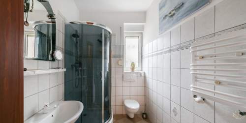 Dom 298 m z ogrodem i niezależną pracownią.