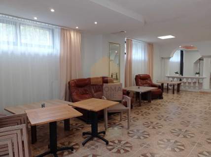Sala weselna z zapleczem biurowo-mieszkalnym.