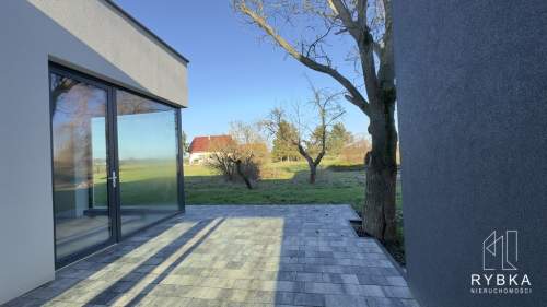 Nowoczesny dom w stanie deweloperskim