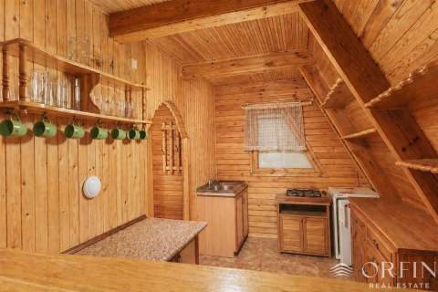 Dom letniskowy nad jeziorem na Kaszubach.