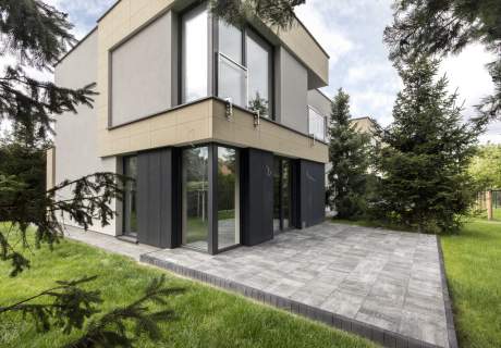 Skrajny dom z dwoma miejscami w garażu i ogrodem
