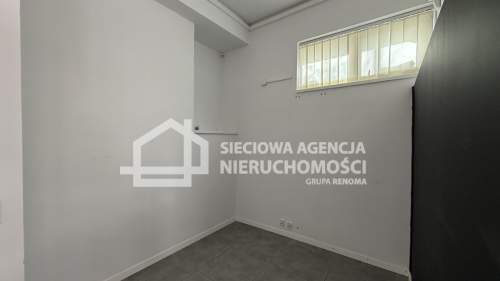 Lokal z witryną na parterze przy głównej ul w Rumi