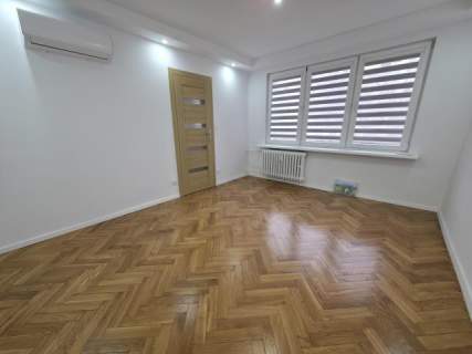 Ciekawy układ pomieszczeń z zejściem do ogródka.