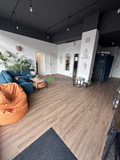 Przestronna sala z lustrem, witryna, dwa wejścia
