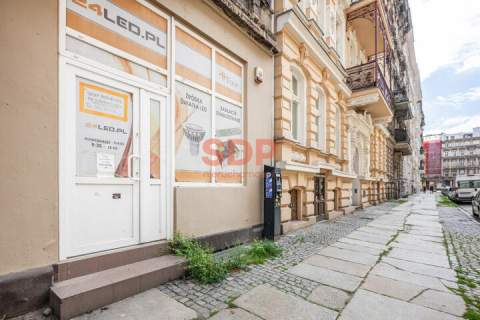 Przestronny lokal z dużą witryną