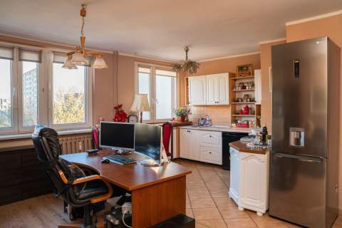 Salon / biuro z otwartą kuchnią, w dobrej lokalizacji.