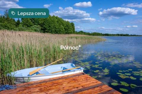 Dom na działce z linią brzegową i pomostem