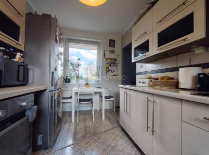 Zadbane 3 pokoje z balkonem na 1 piętrze.