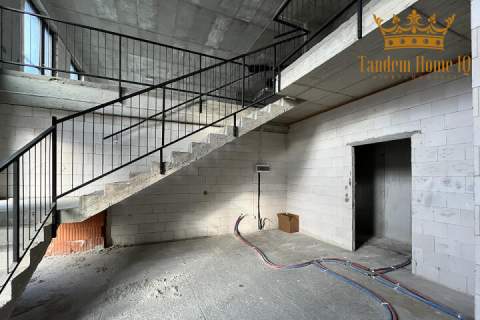 Do wynajęcia lokal usługowy 331m2 piętro budynku w Ur