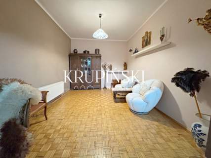Dom z bardzo dużą działką. 2 garaże.