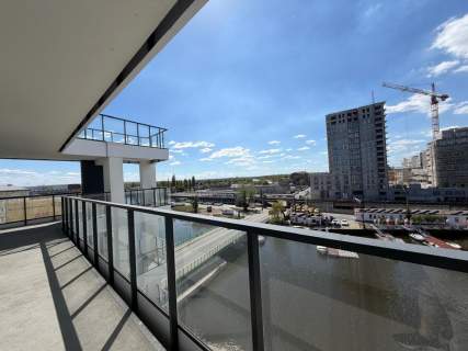 Apartament widokiem na rzekę i dużym tarasem